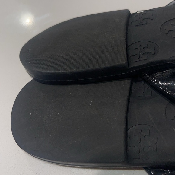 TORY BURCH (EUC) Women’s Black Patent Look Thong Sandals With Silver Logo Size 7 - Picture 8 of 11